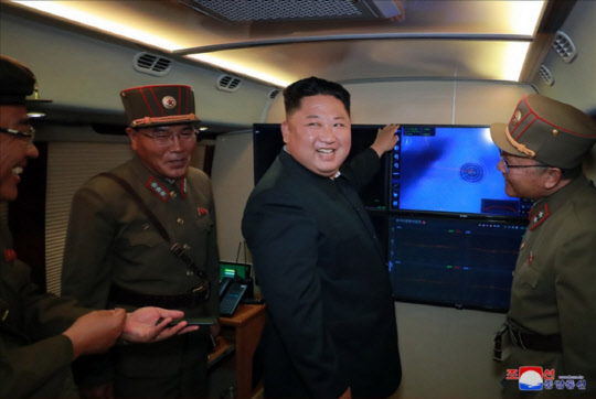 북한이 지난 2일 김정은 국무위원장의 지도 하에 '신형 대구경조종방사포 시험사격'을 다시 했다고 조선중앙통신이 3일 보도하며 공개한 사진. 사진은 중앙통신 홈페이지에 공개된 김 위원장의 시험사격 지도 모습. 연합뉴스